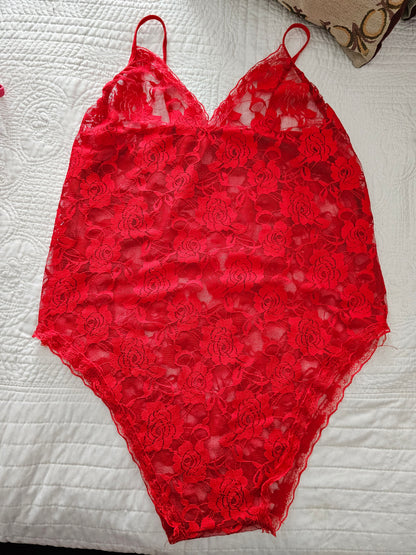 Body plus size rojo en encaje floral, una prenda sensual y cómoda para mujeres con actitud, disponible con envío discreto en Guatemala.
