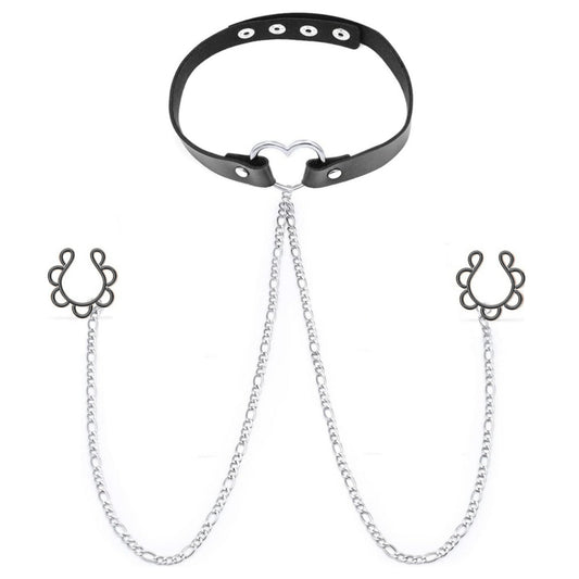 Explora el erotismo con este choker fetish de cuero y piercings para pezón sin perforación, ideal para juegos de dominación y bondage suave.
