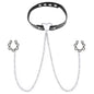 Explora el erotismo con este choker fetish de cuero y piercings para pezón sin perforación, ideal para juegos de dominación y bondage suave.