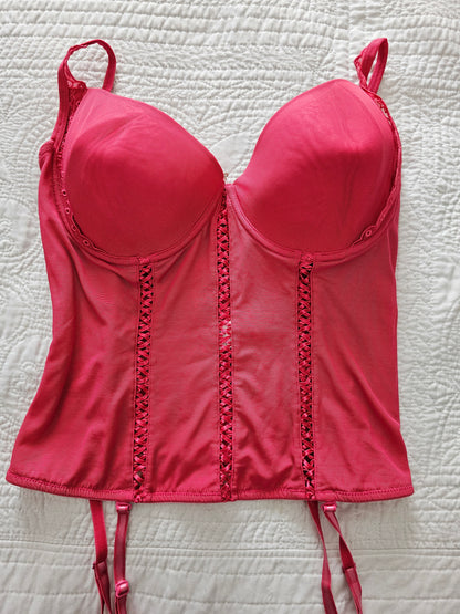 Corsé de lencería fucsia con copas realzadoras y estructura firme, ideal para bustos grandes 36DD, disponible en Guatemala con envío discreto.
