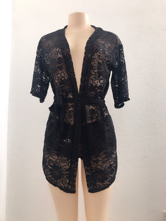 Bata de encaje sensual para mujer, con diseño ligero y transparente que realza tu figura. Perfecta para noches especiales.