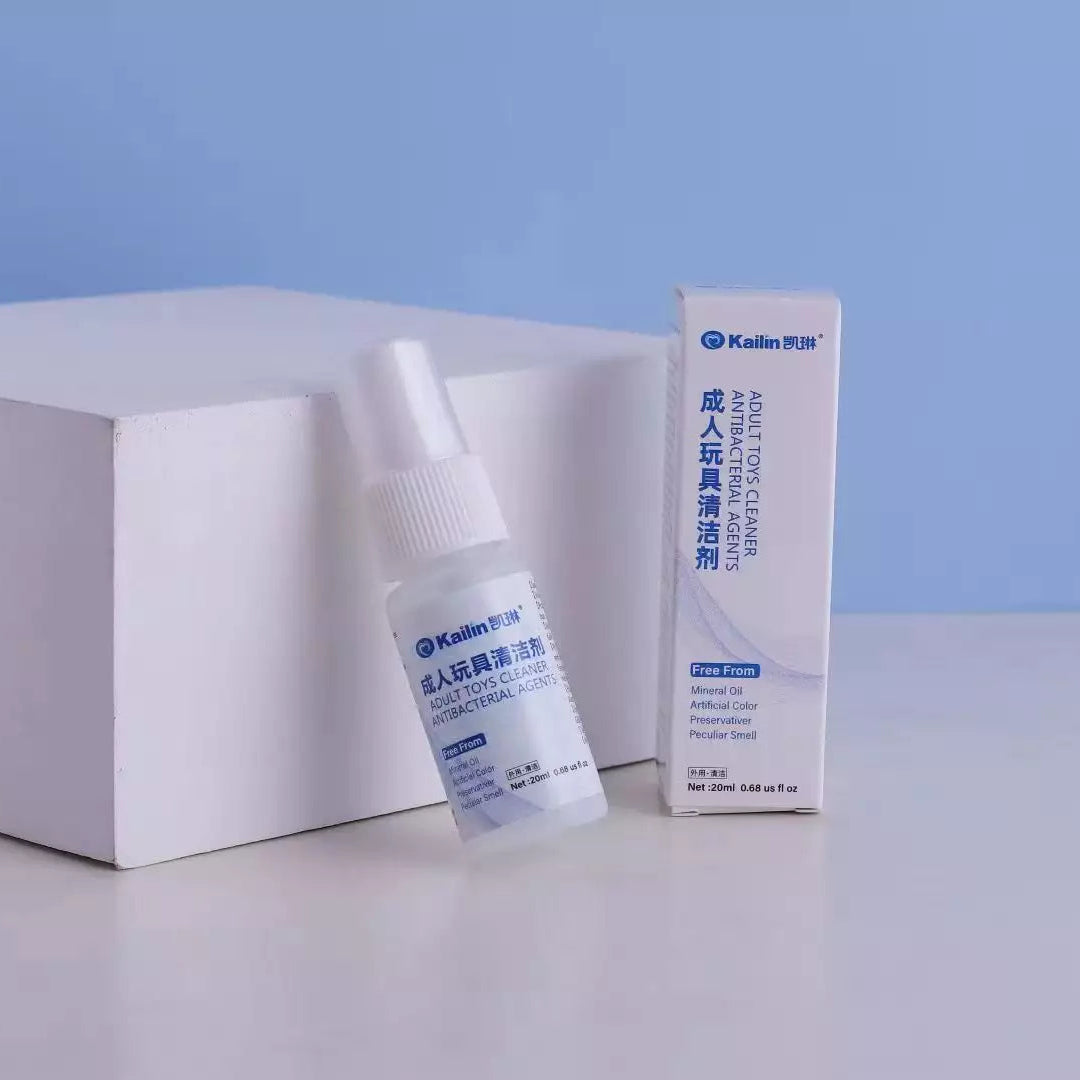 Mantén tus juguetes sexuales limpios y seguros con CleanPlay Pocket, un spray sin alcohol que desinfecta rápidamente, protege materiales delicados y es perfecto para viajes y uso diario.