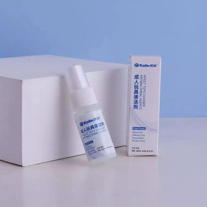 Mantén tus juguetes sexuales limpios y seguros con CleanPlay Pocket, un spray sin alcohol que desinfecta rápidamente, protege materiales delicados y es perfecto para viajes y uso diario.